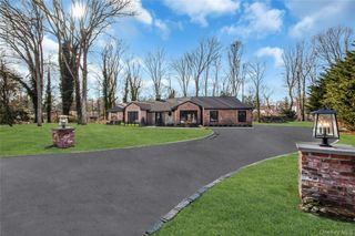 4 Northwood Court, Woodbury, NY 11797