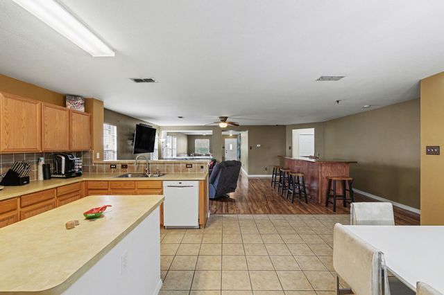 7936 Meadow Spring Lane, Fort Worth, TX 76120