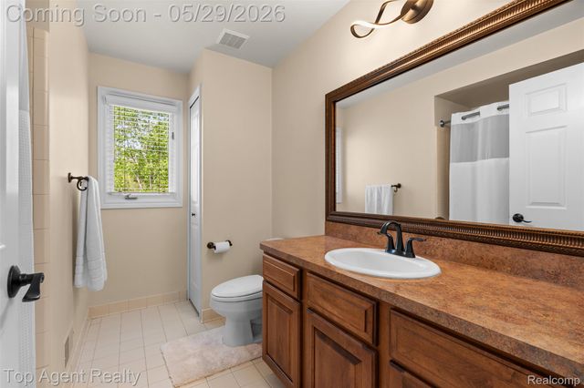 18775 Newbridge Drive, Macomb Township, MI 48044