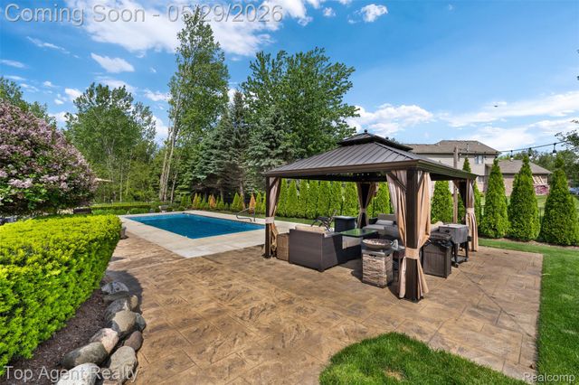 18775 Newbridge Drive, Macomb Township, MI 48044