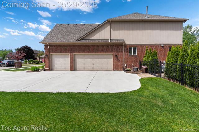 18775 Newbridge Drive, Macomb Township, MI 48044
