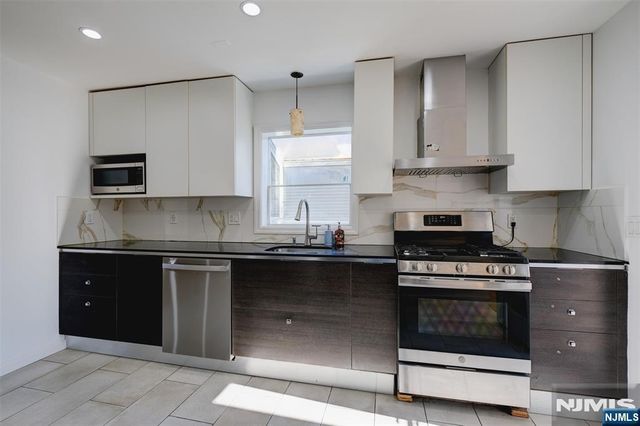 4 James Place, Secaucus, NJ 07094
