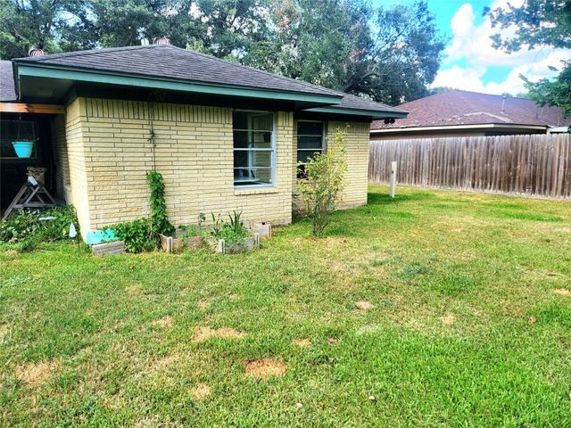 909 Peach Street, El Campo, TX 77437