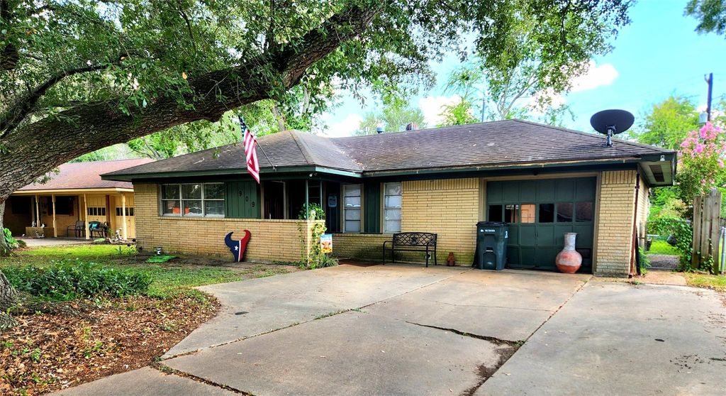 909 Peach Street, El Campo, TX 77437