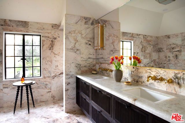 900 S Longwood Avenue, Los Angeles, CA 90019