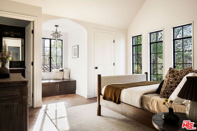 900 S Longwood Avenue, Los Angeles, CA 90019