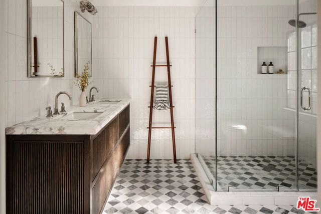 900 S Longwood Avenue, Los Angeles, CA 90019