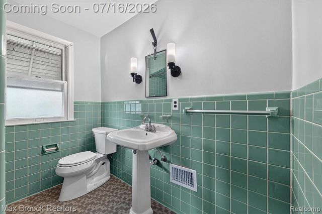 2249 Benjamin Avenue, Royal Oak, MI 48073