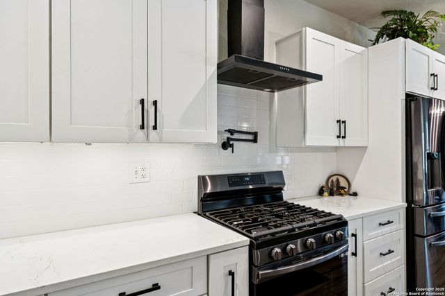 177 E Short Meadow Dr, Lytle, TX 78052