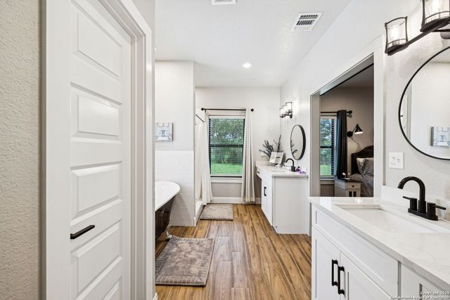 177 E Short Meadow Dr, Lytle, TX 78052