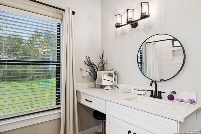 177 E Short Meadow Dr, Lytle, TX 78052