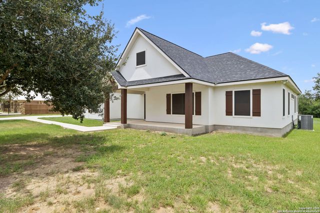 177 E Short Meadow Dr, Lytle, TX 78052