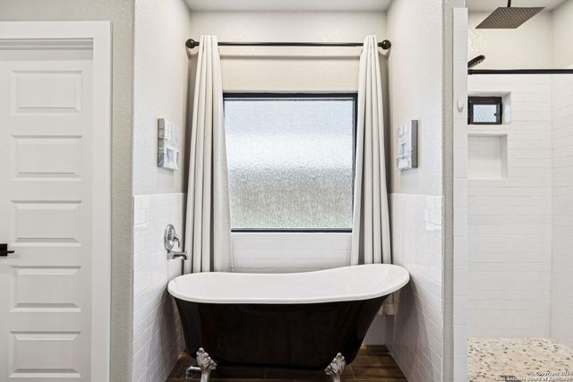 177 E Short Meadow Dr, Lytle, TX 78052