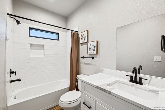 177 E Short Meadow Dr, Lytle, TX 78052