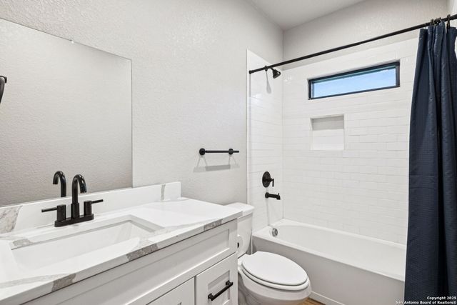 177 E Short Meadow Dr, Lytle, TX 78052