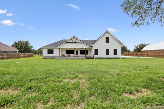177 E Short Meadow Dr, Lytle, TX 78052