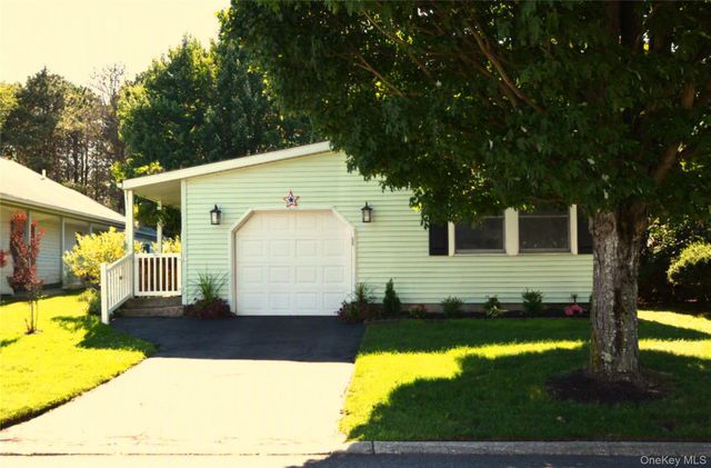 105 W Village Circle 105, Manorville, NY 11949