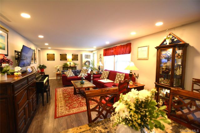 105 W Village Circle 105, Manorville, NY 11949