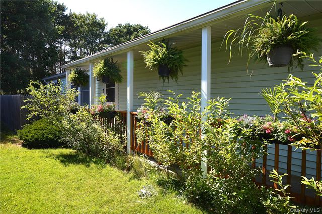 105 W Village Circle 105, Manorville, NY 11949