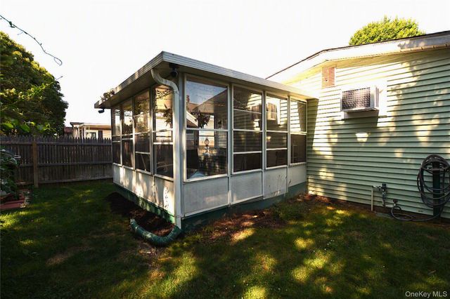 105 W Village Circle 105, Manorville, NY 11949