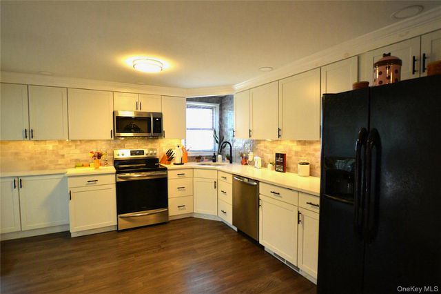 105 W Village Circle 105, Manorville, NY 11949
