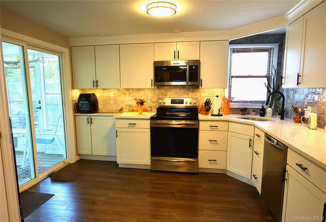 105 W Village Circle 105, Manorville, NY 11949