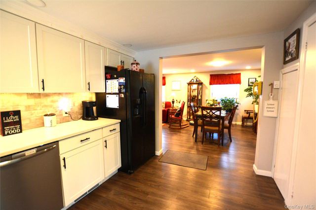 105 W Village Circle 105, Manorville, NY 11949