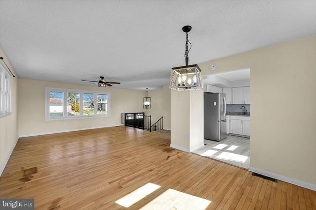 2401 BELAIR DR, Dover, PA 17315