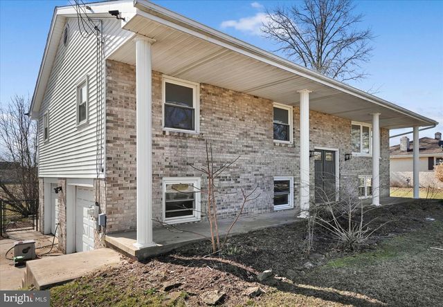 2401 BELAIR DR, Dover, PA 17315