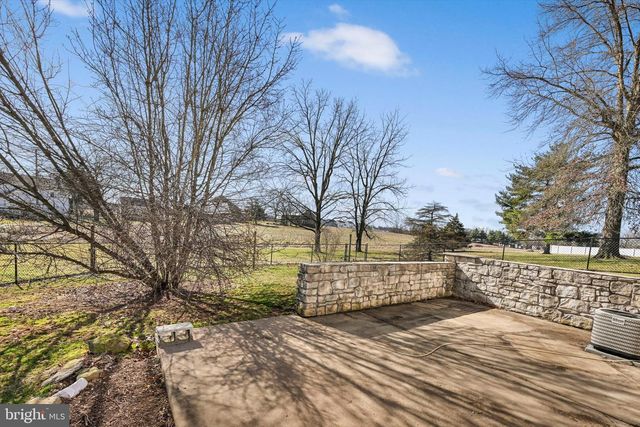 2401 BELAIR DR, Dover, PA 17315