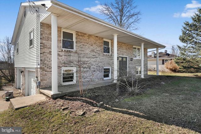 2401 BELAIR DR, Dover, PA 17315