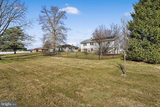 2401 BELAIR DR, Dover, PA 17315