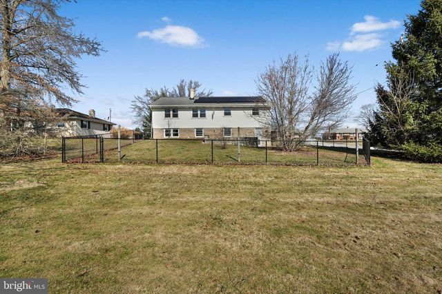 2401 BELAIR DR, Dover, PA 17315