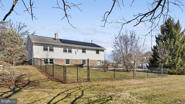 2401 BELAIR DR, Dover, PA 17315