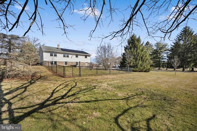 2401 BELAIR DR, Dover, PA 17315