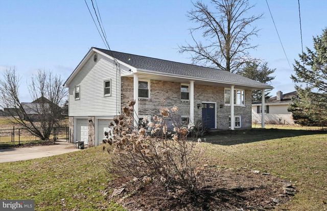 2401 BELAIR DR, Dover, PA 17315