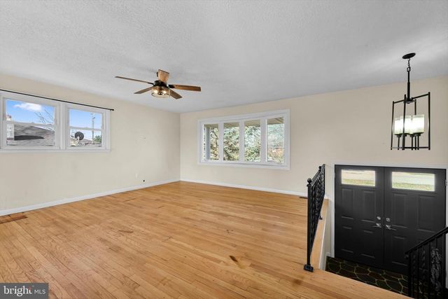 2401 BELAIR DR, Dover, PA 17315