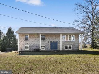 2401 BELAIR DR, Dover, PA 17315