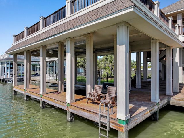 1239 Lagoon Drive, Crystal Beach, TX 77650