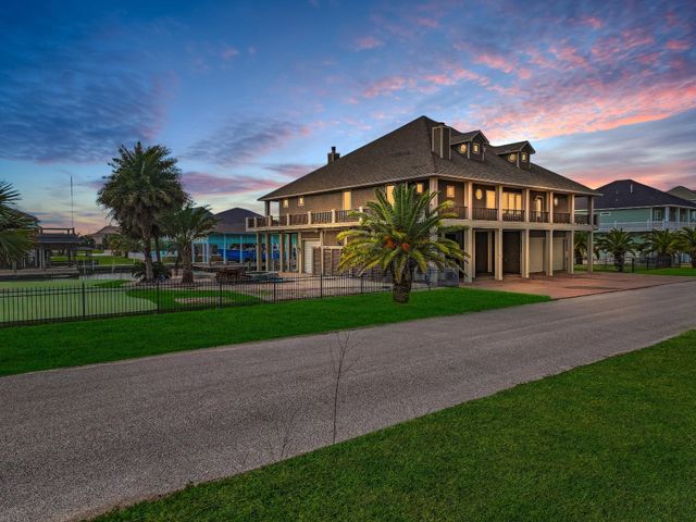 1239 Lagoon Drive, Crystal Beach, TX 77650