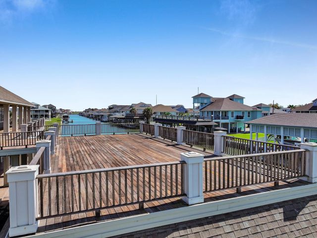 1239 Lagoon Drive, Crystal Beach, TX 77650