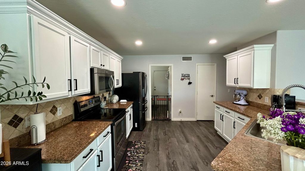 Image 10 of property listing at 23219 N 21ST Place, Phoenix, AZ 85024