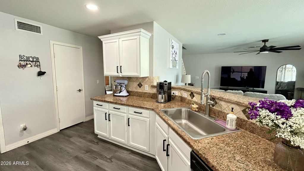 Image 11 of property listing at 23219 N 21ST Place, Phoenix, AZ 85024