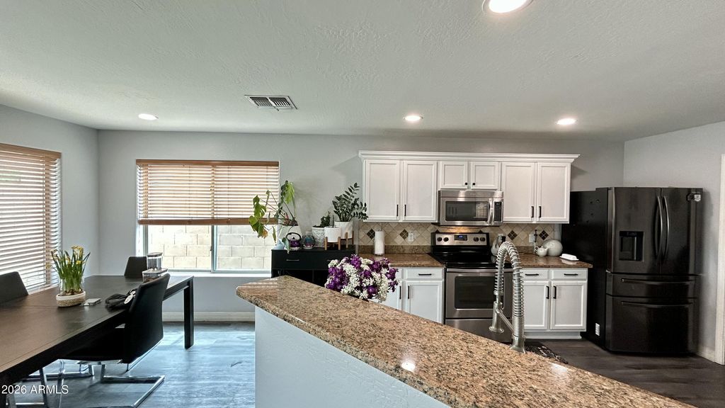 Image 9 of property listing at 23219 N 21ST Place, Phoenix, AZ 85024