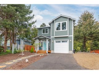 1937 Ne 7TH Dr, Lincoln City, OR 97367