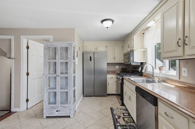36 Scott Lane, Sandown, NH 03873