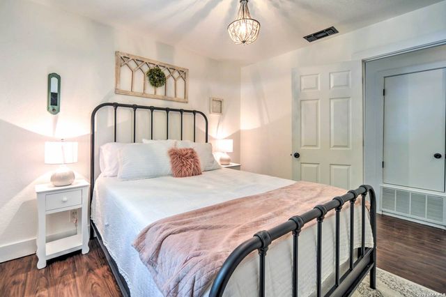 1104 Cherry St, New Braunfels, TX 78132