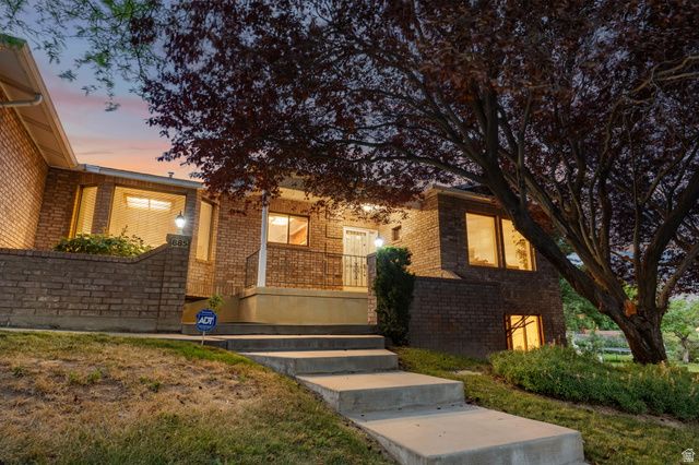 889 S FOX HILL DR, Spanish Fork, UT 84660
