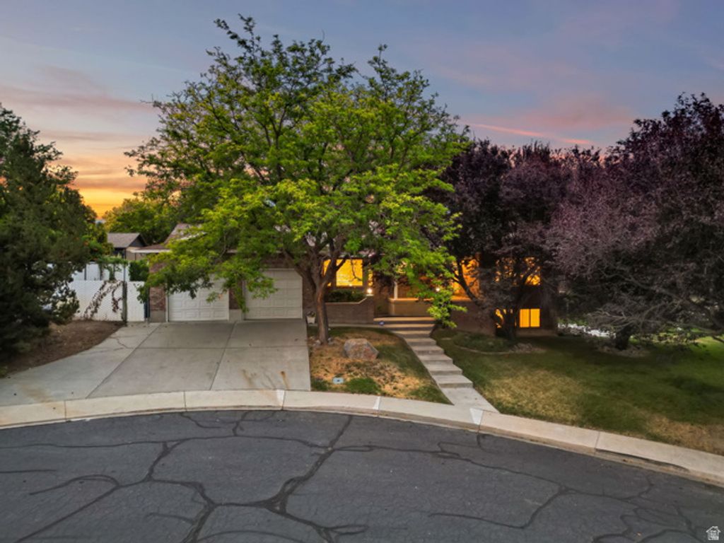 889 S FOX HILL DR, Spanish Fork, UT 84660