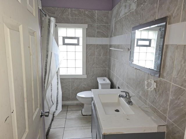 1526 W Groeling AVENUE, Milwaukee, WI 53206